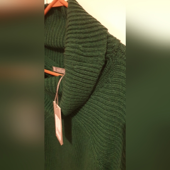 Katie's Green Jumper - Picture 4 of 4